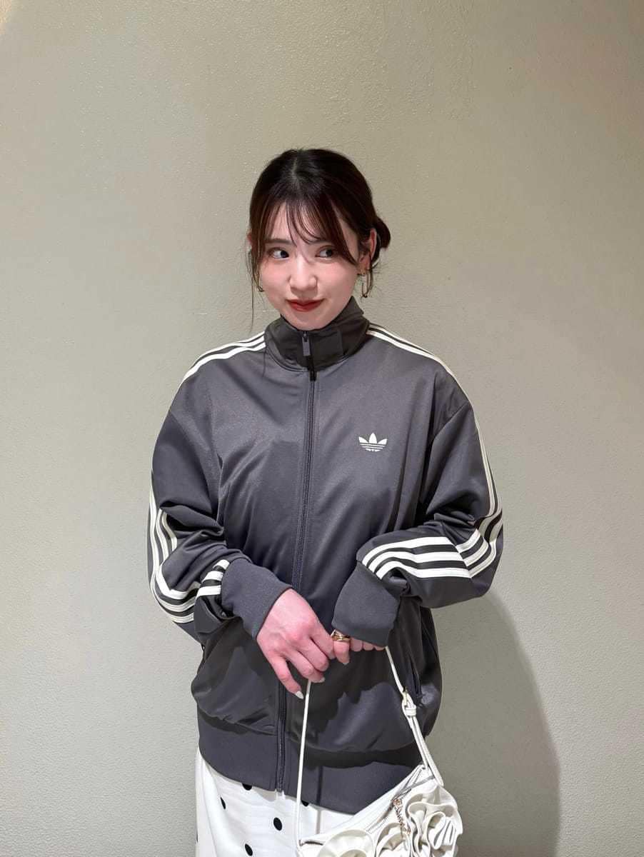 その他のスカート、その他のキャミソール、グリーン系のカーディガン/ボレロを着用したレディースの春コーディネートの3枚目の写真