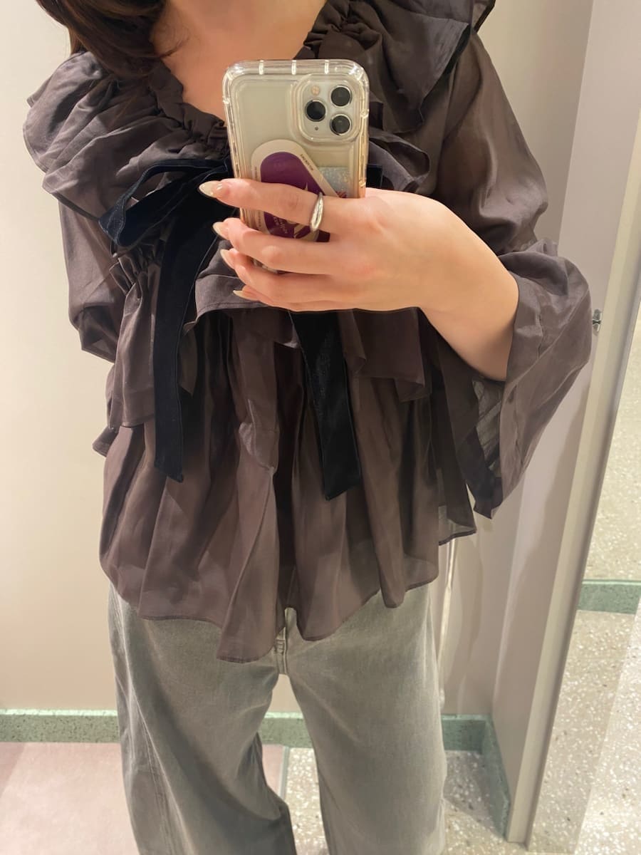 グレー系のデニムパンツ、ブラウン系のシャツ/ブラウス、ブラック系のブーツを着用したレディースの秋コーディネートの6枚目の写真