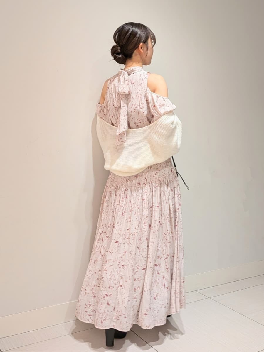 ブラック系のブーツ、ピンク系のワンピース、ホワイト系のカーディガン/ボレロを着用したレディースの冬コーディネートの3枚目の写真