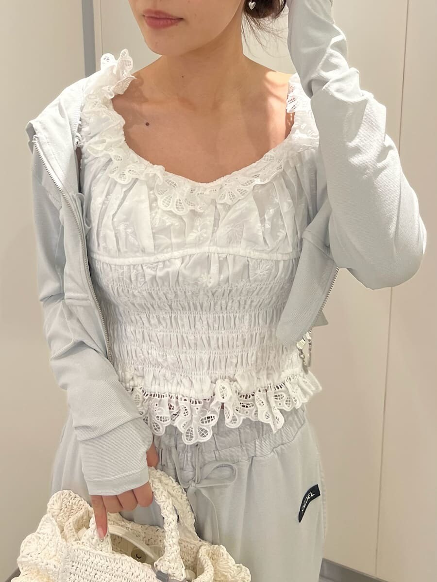 シルバー系のその他パンツ、ホワイト系のシャツ/ブラウス、シルバー系のパーカーを着用したレディースの春コーディネートの5枚目の写真