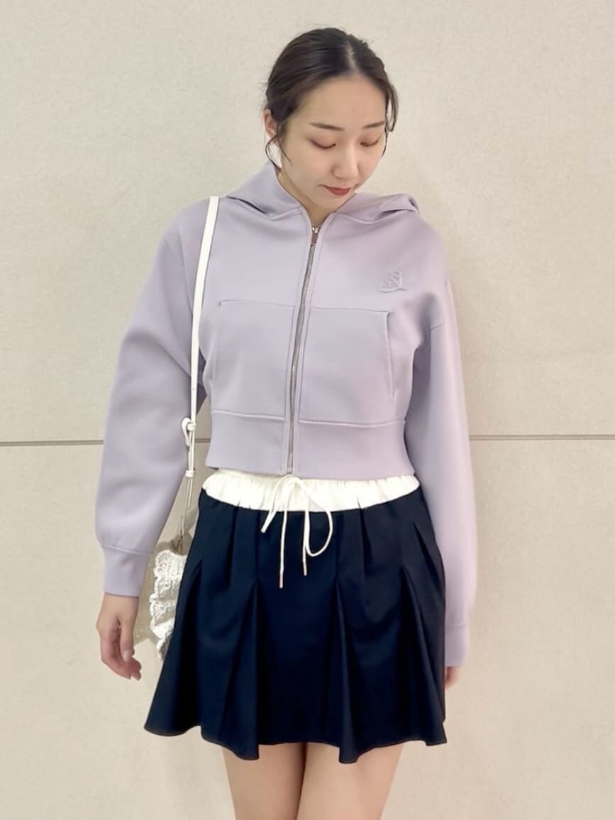 ブルー系のその他パンツ、パープル系のパーカー、ホワイト系のショルダーバッグを着用したレディースの春コーディネートの5枚目の写真