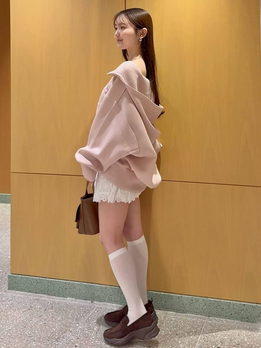 ホワイト系のその他パンツ、ブラウン系のハンドバッグ、ブラウン系のローファーを着用したレディースの春コーディネートの4枚目の写真