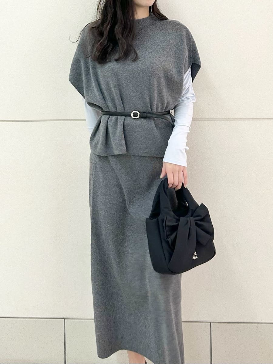 グレー系のワンピース、ブルー系のTシャツ/カットソーを着用したレディースの冬コーディネートの5枚目の写真