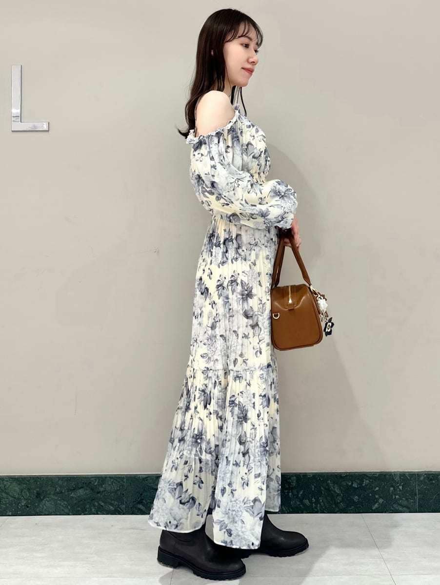 イエロー系のワンピース、イエロー系のボストンバッグ、ブラウン系のキーケース/キーアクセサリーを着用したレディースの冬コーディネートの3枚目の写真