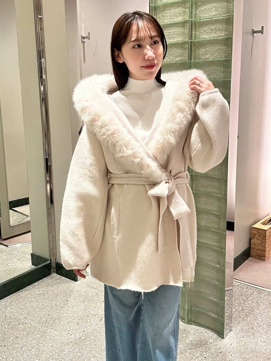 ホワイト系のその他アウター、ホワイト系のニット/セーター、ブルー系のその他パンツを着用したレディースの秋コーディネートの2枚目の写真