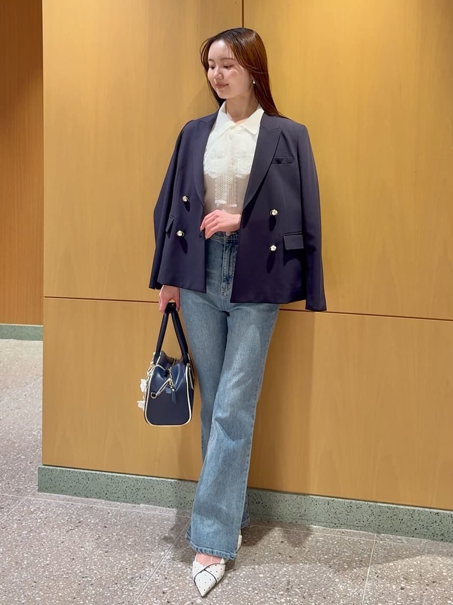 ブルー系のその他パンツ、ブルー系のテーラードジャケット、ホワイト系のニット/セーターを着用したレディースの春コーディネートの2枚目の写真