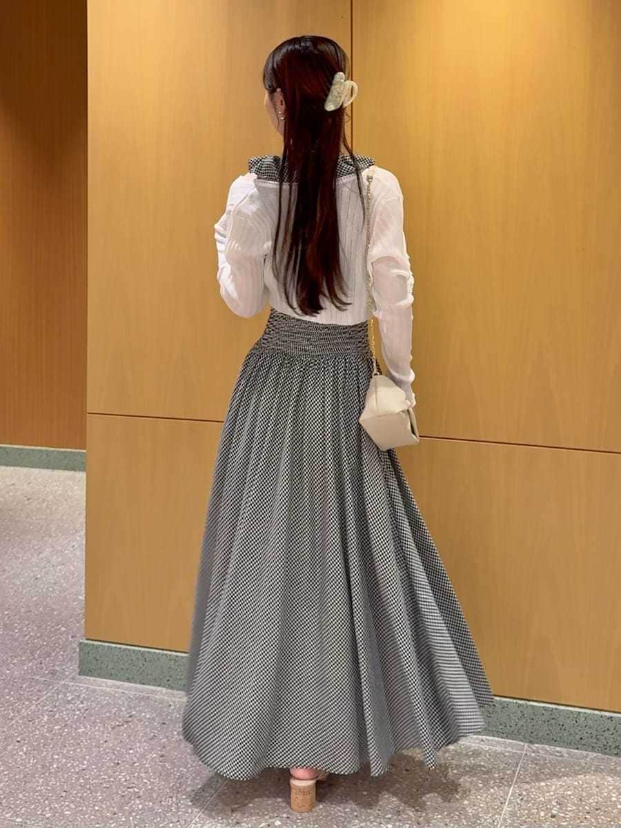 ホワイト系のカーディガン/ボレロ、ホワイト系のワンピース、その他のサンダルを着用したレディースの夏コーディネートの2枚目の写真