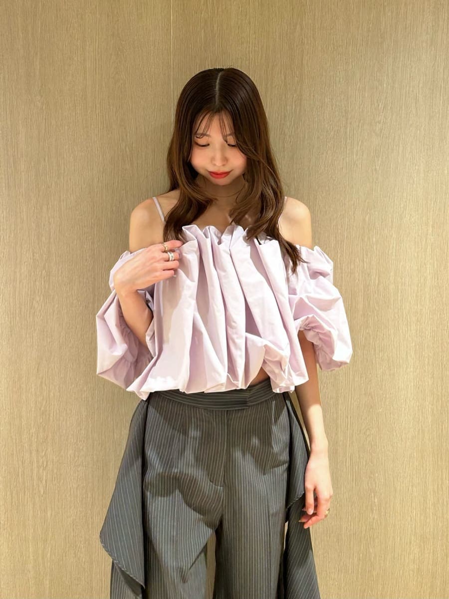 グレー系のその他パンツ、パープル系のシャツ/ブラウスを着用したレディースの春コーディネートの7枚目の写真