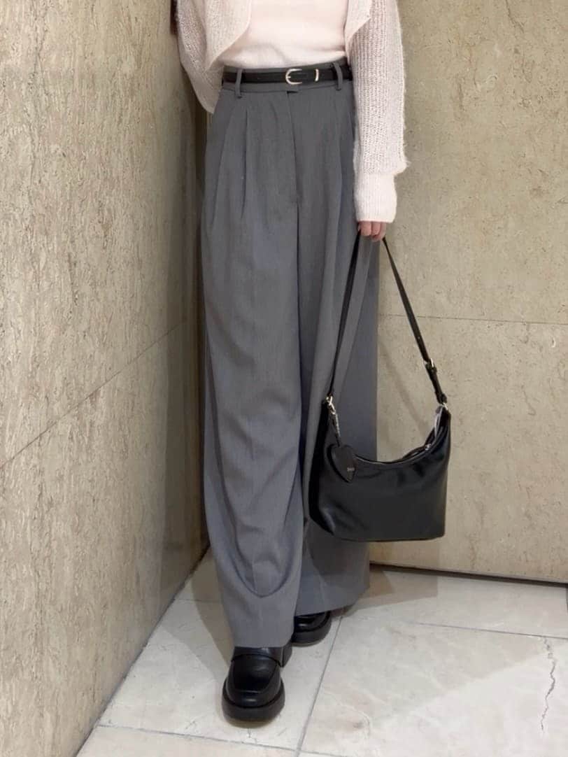 グレー系のその他パンツ、ピンク系のカーディガン/ボレロ、ブラック系のローファーを着用したレディースの秋コーディネートの5枚目の写真