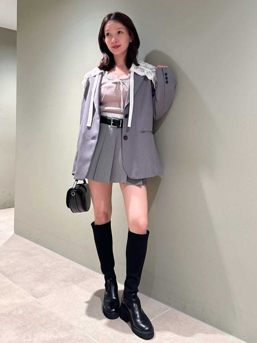 グレー系のテーラードジャケット、ピンク系のニット/セーター、グレー系のその他パンツを着用したレディースの秋コーディネートの3枚目の写真