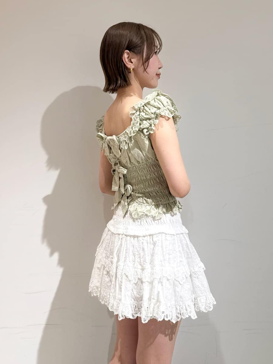 ホワイト系のその他パンツ、グリーン系のシャツ/ブラウスを着用したレディースの春コーディネートの3枚目の写真