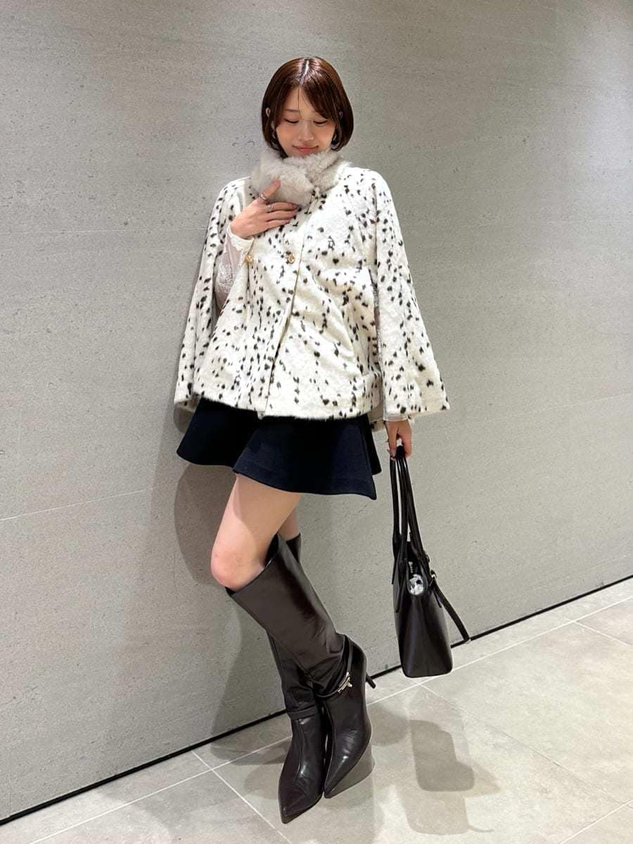 その他のチェスターコート、ブラック系のその他パンツ、ホワイト系のTシャツ/カットソーを着用したレディースの秋コーディネートの5枚目の写真