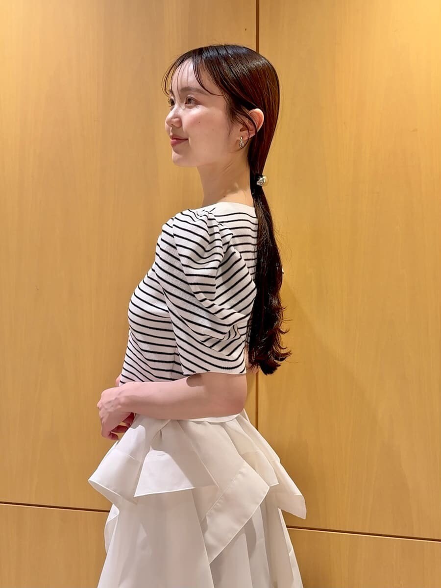 ホワイト系のスカート、その他のカーディガン/ボレロ、ブラック系のハンドバッグを着用したレディースの春コーディネートの6枚目の写真