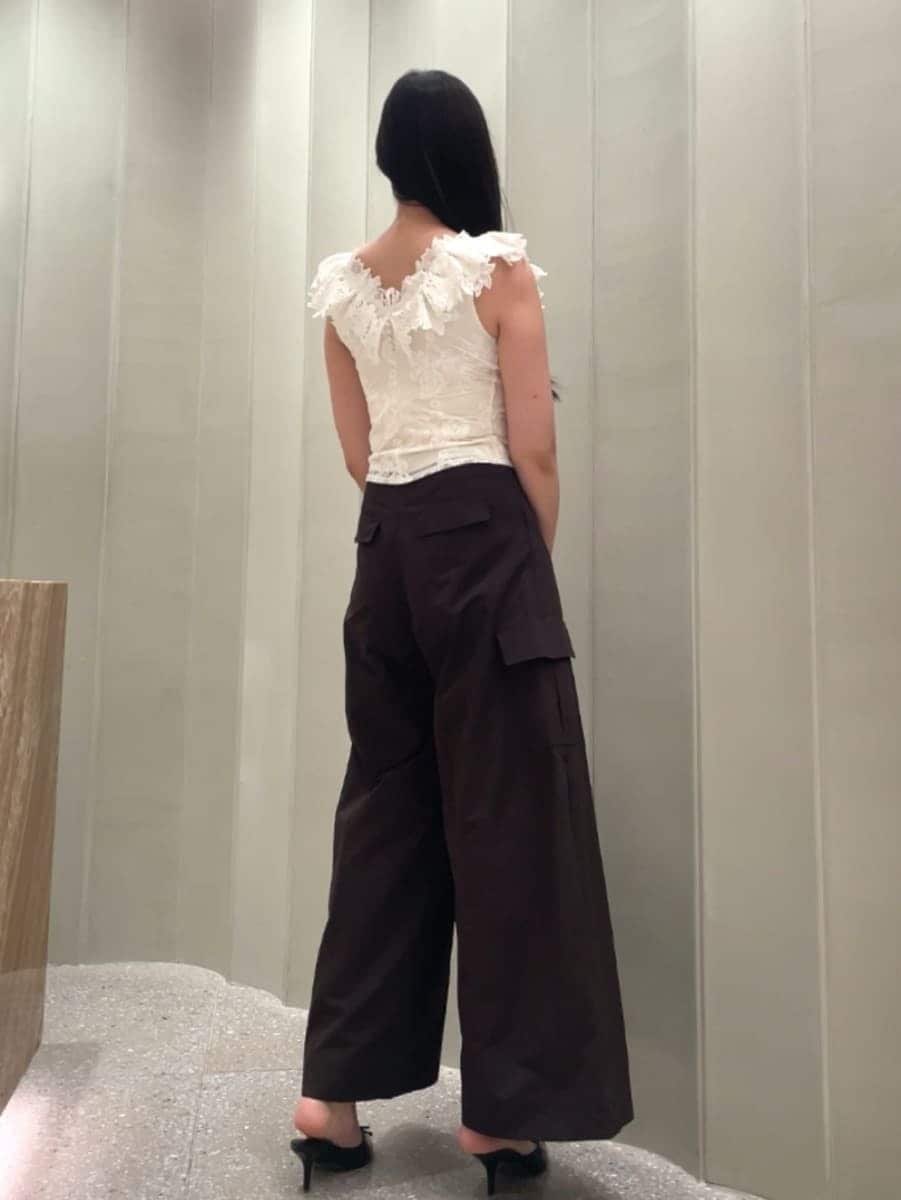 シルバー系のショルダーバッグ、ブラウン系のその他パンツ、ホワイト系のTシャツ/カットソーを着用したレディースの夏コーディネートの6枚目の写真