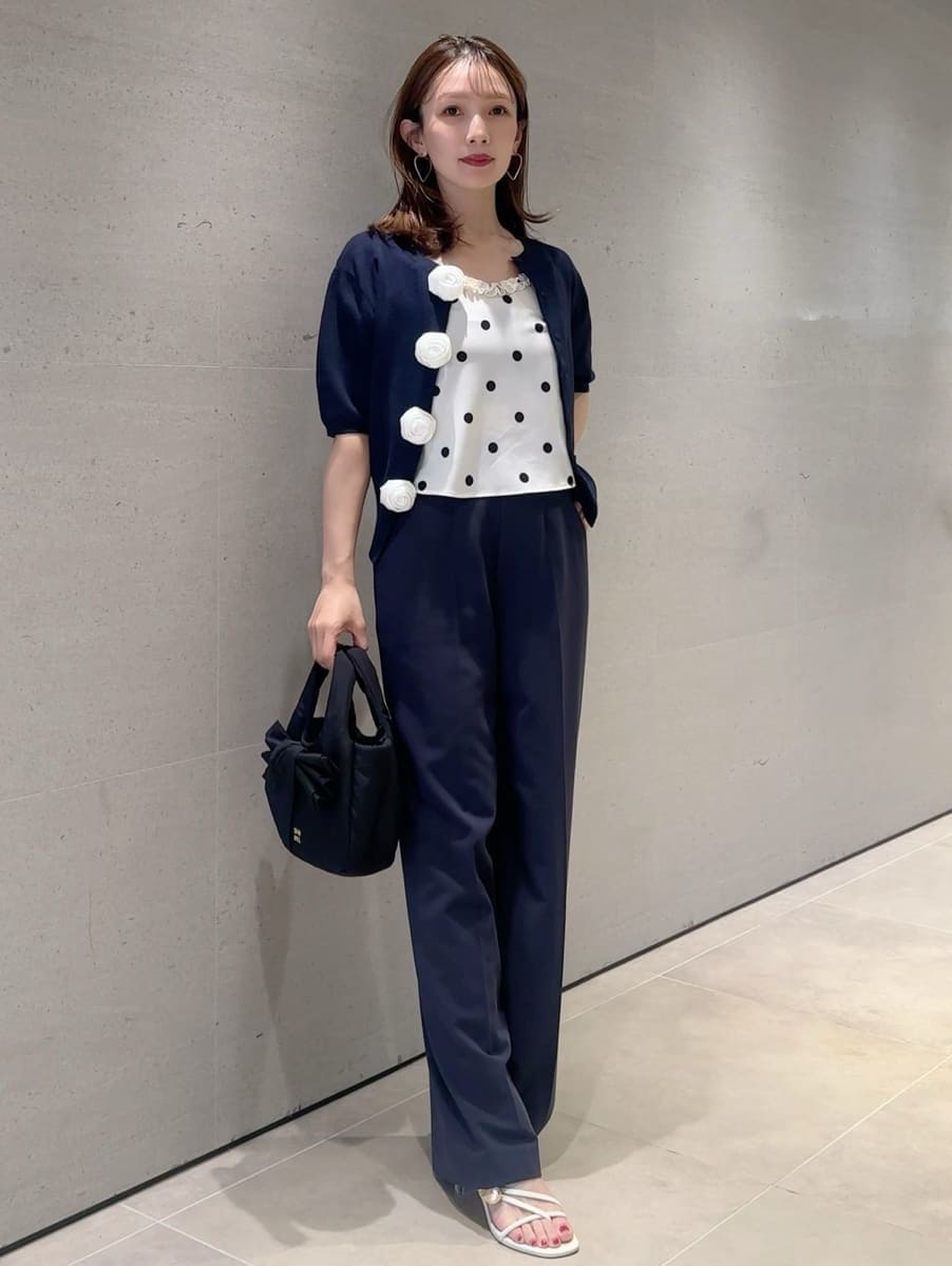 ブルー系のスラックス、その他のキャミソールを着用したレディースの冬コーディネートの4枚目の写真