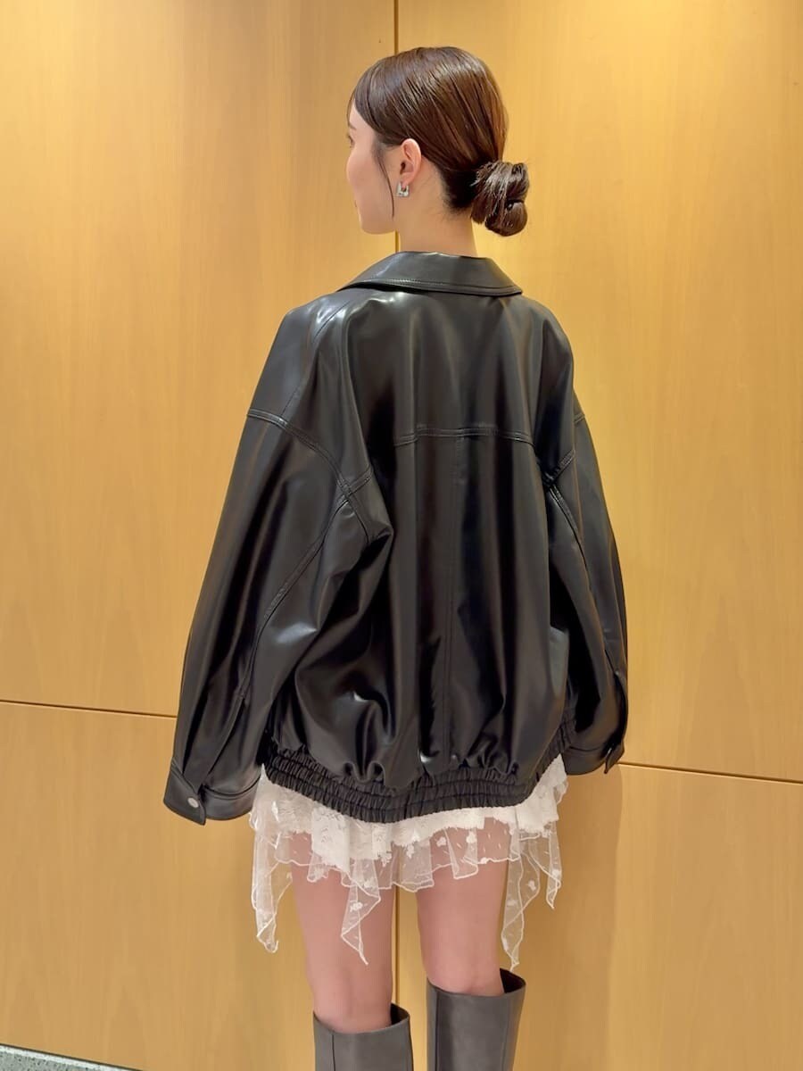 ブラック系のブルゾン、その他のシャツ/ブラウス、その他のその他パンツを着用したレディースの秋コーディネートの2枚目の写真