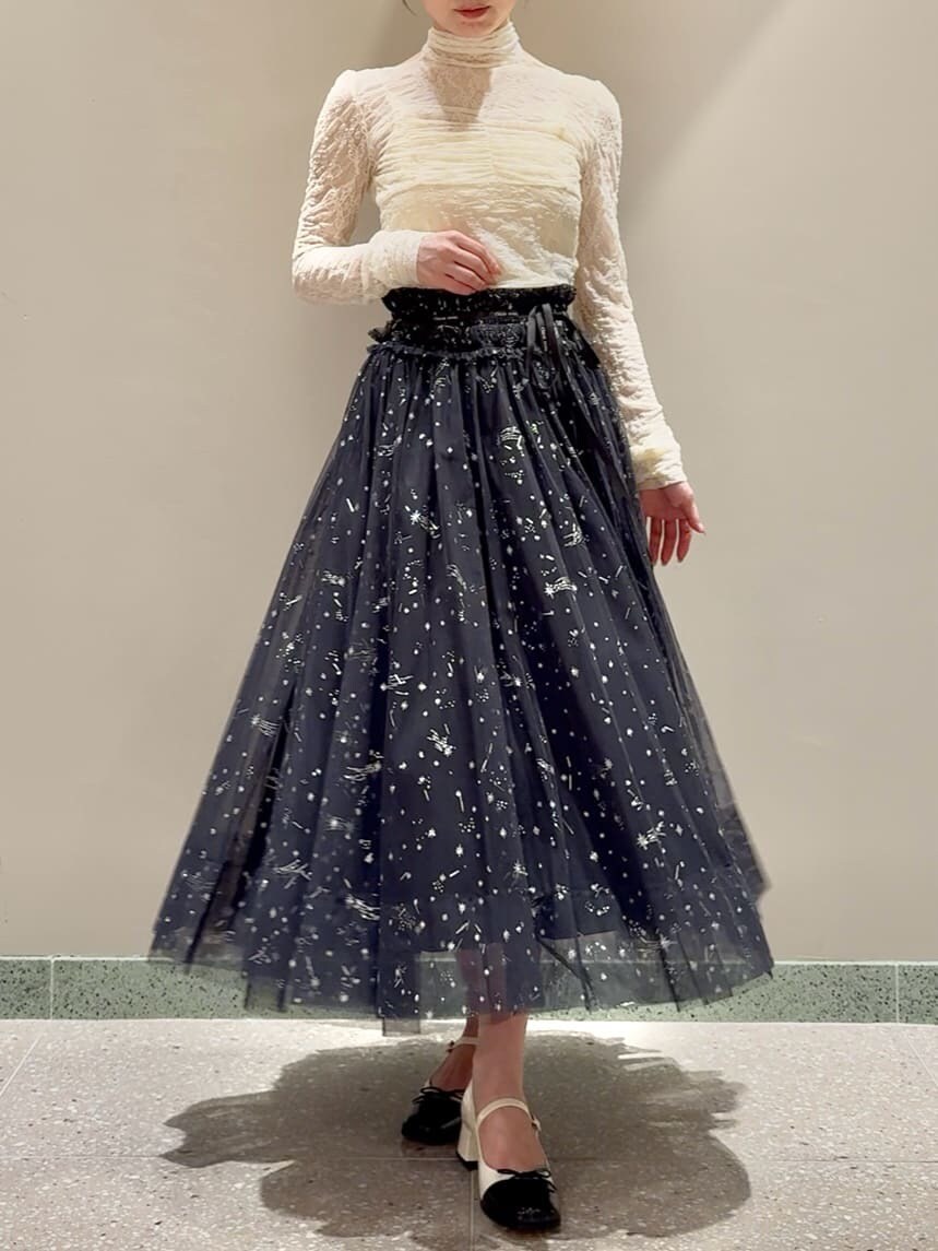 ホワイト系のTシャツ/カットソー、ブルー系のスカート、その他のパンプスを着用したレディースの夏コーディネートの7枚目の写真