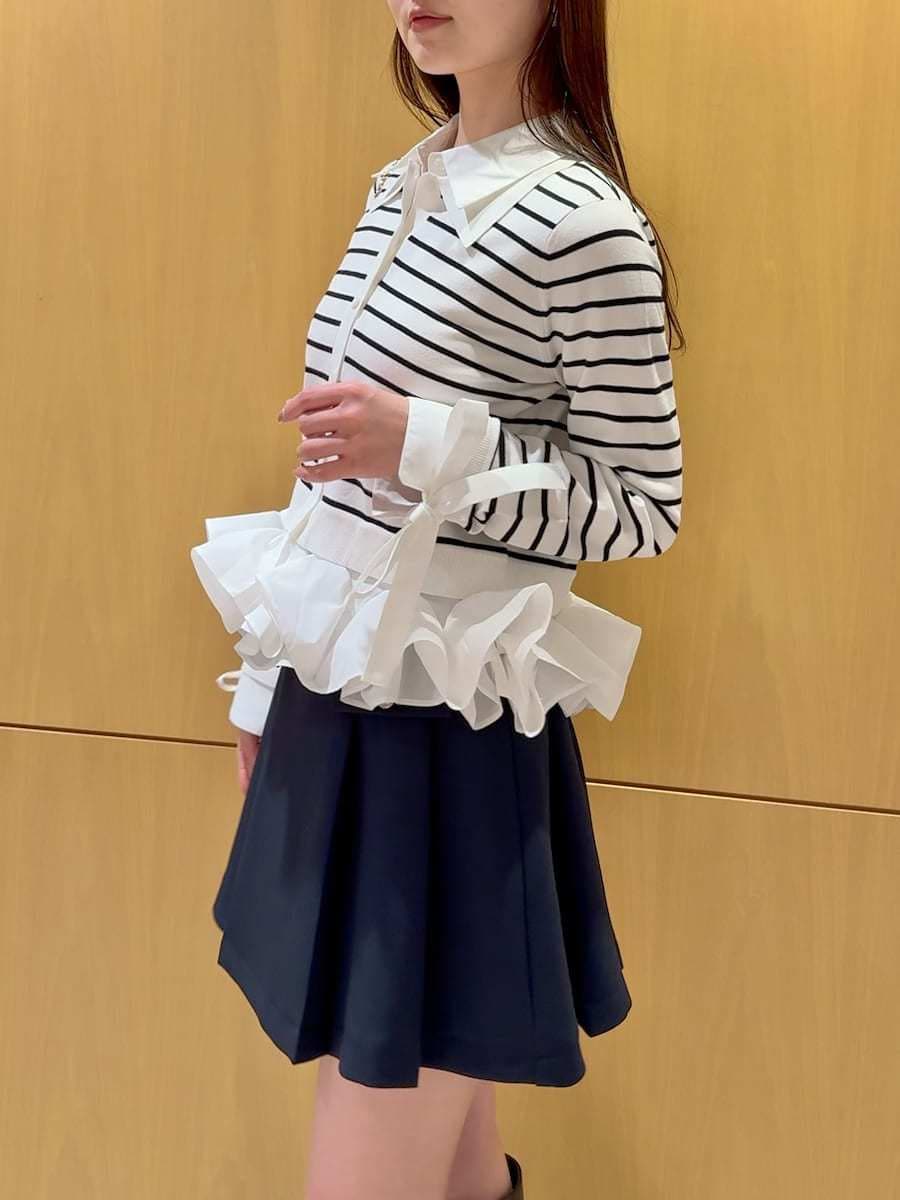 ブラック系のブーツ、ブルー系のスカート、その他のニット/セーターを着用したレディースの冬コーディネートの4枚目の写真