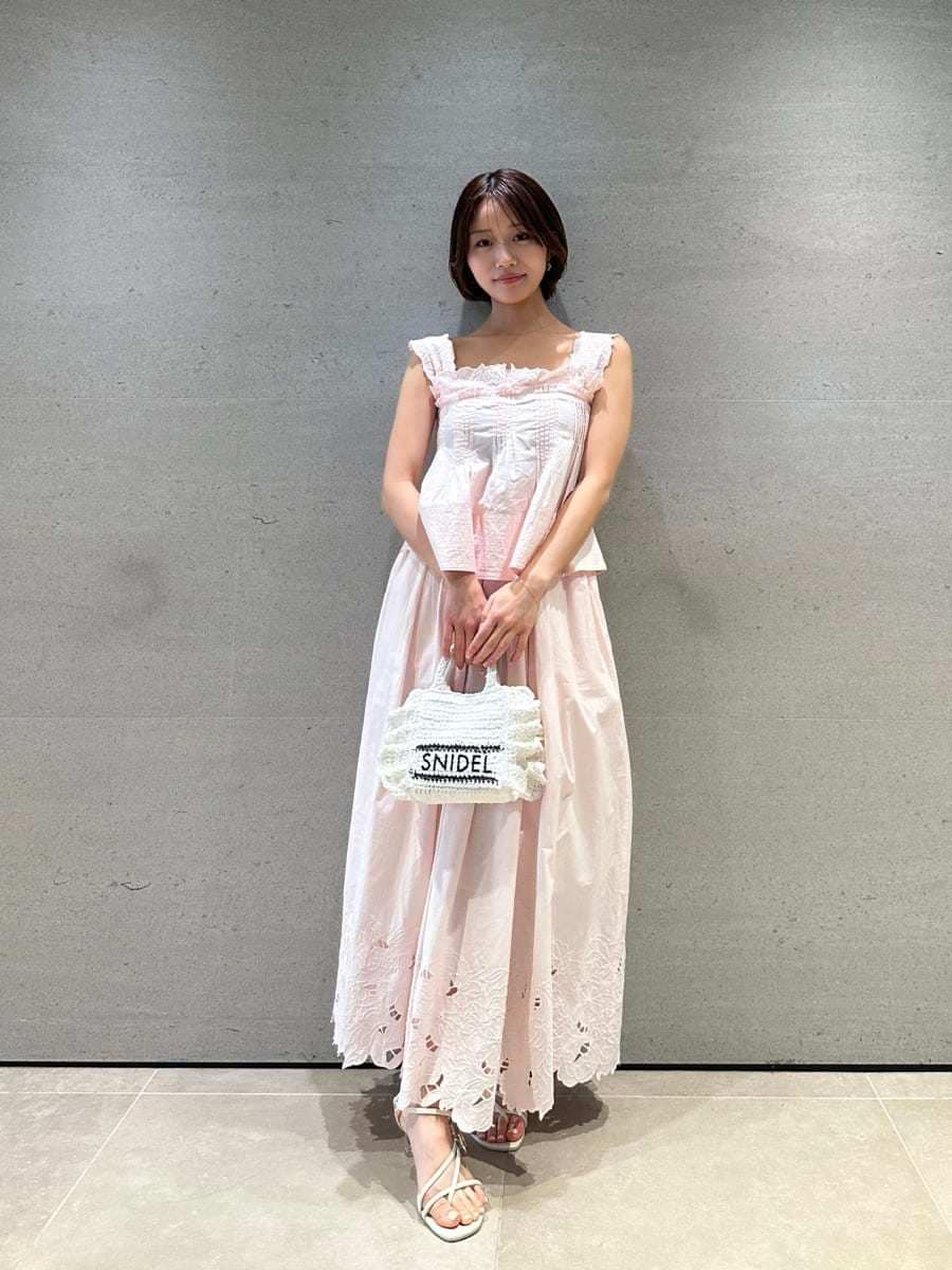 ピンク系のスカート、ピンク系のシャツ/ブラウス、ホワイト系のショルダーバッグを着用したレディースの春コーディネートの5枚目の写真