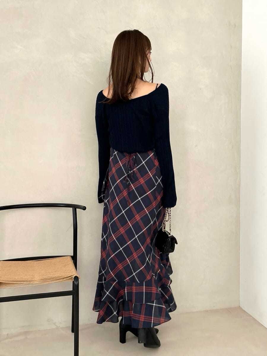 ブルー系のワンピース、ブルー系のカーディガン/ボレロ、ブラック系のショルダーバッグを着用したレディースの夏コーディネートの4枚目の写真