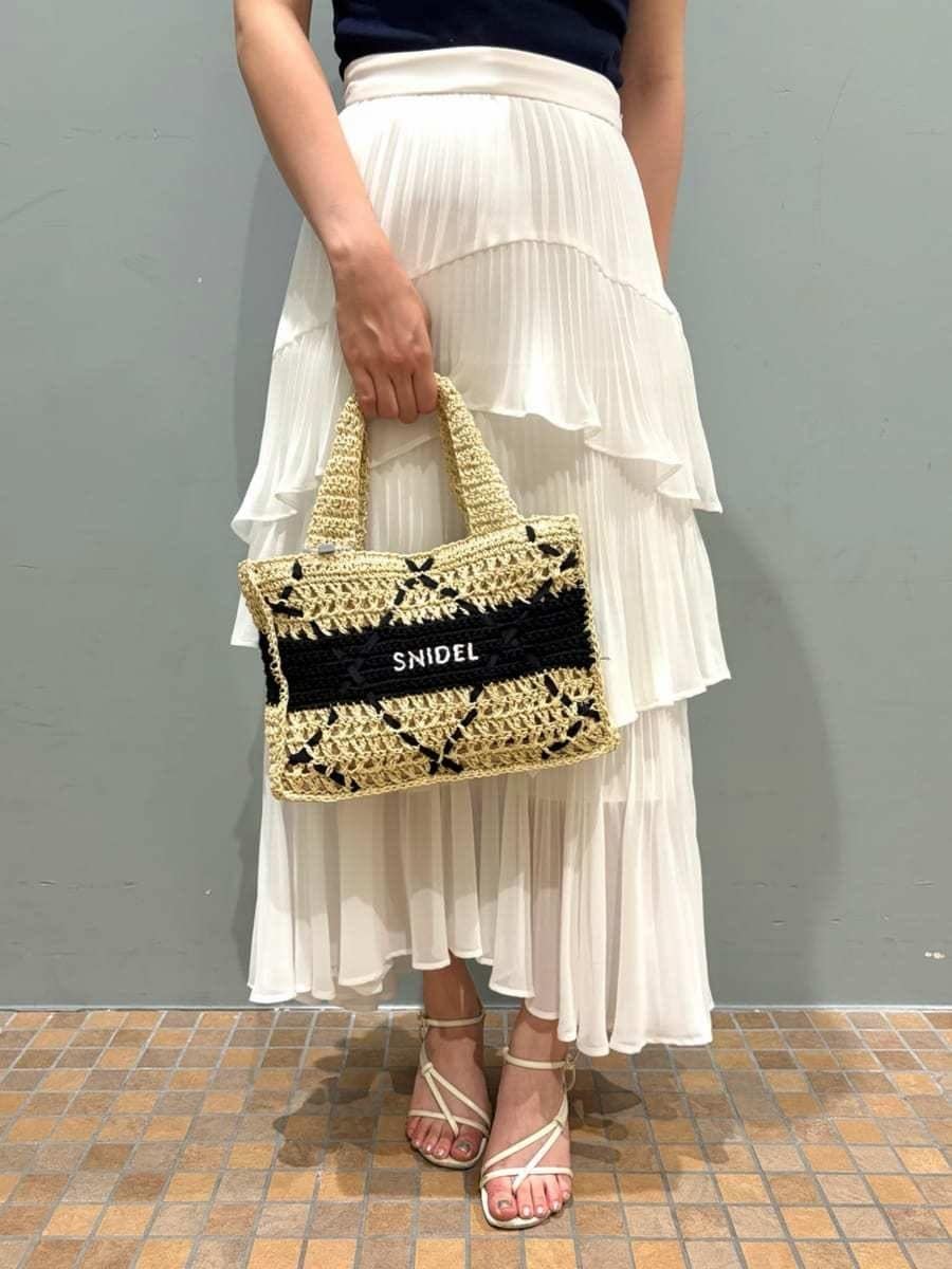ホワイト系のサンダル、ホワイト系のスカート、ブルー系のTシャツ/カットソーを着用したレディースの夏コーディネートの3枚目の写真