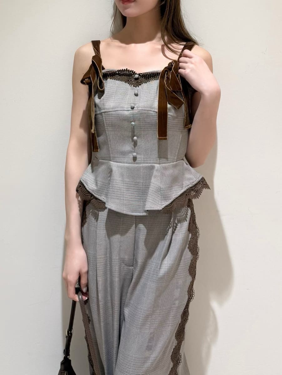 その他のその他パンツ、その他のその他トップス、ブラウン系のショルダーバッグを着用したレディースの夏コーディネートの3枚目の写真