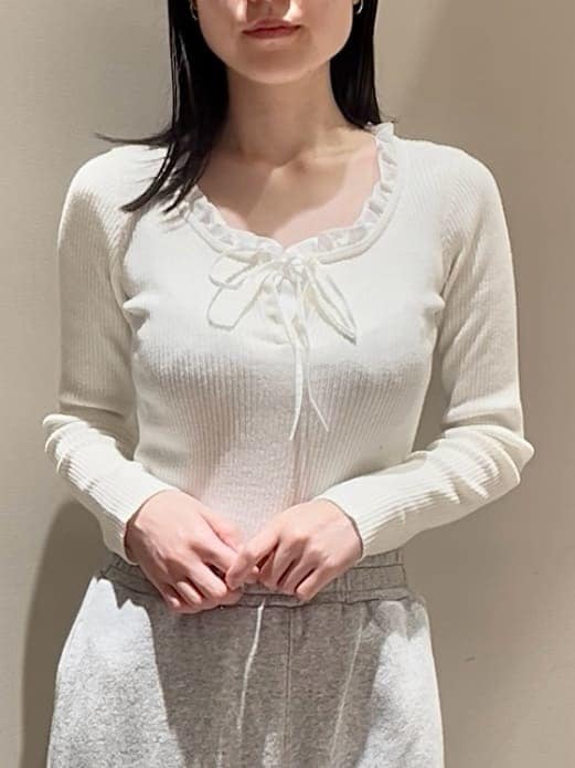 ホワイト系のニット/セーター、グレー系のその他パンツ、ブラック系のブーツを着用したレディースの秋コーディネートの5枚目の写真