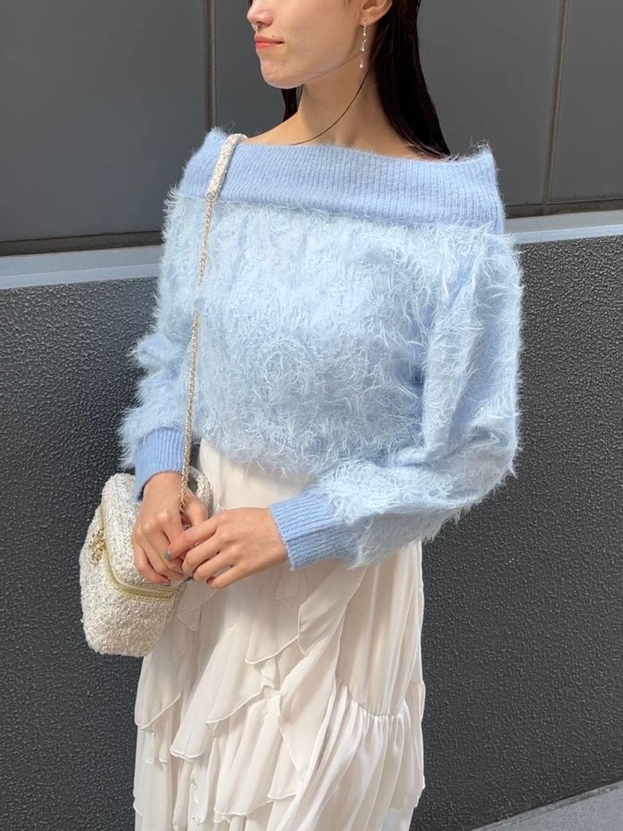 ホワイト系のスカート、ホワイト系のハンドバッグを着用したレディースの冬コーディネートの2枚目の写真