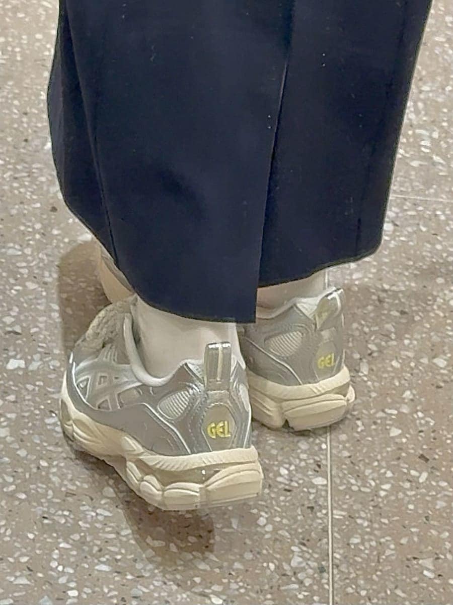 ブルー系のスカート、ホワイト系のシャツ/ブラウス、イエロー系のショルダーバッグを着用したレディースの冬コーディネートの9枚目の写真