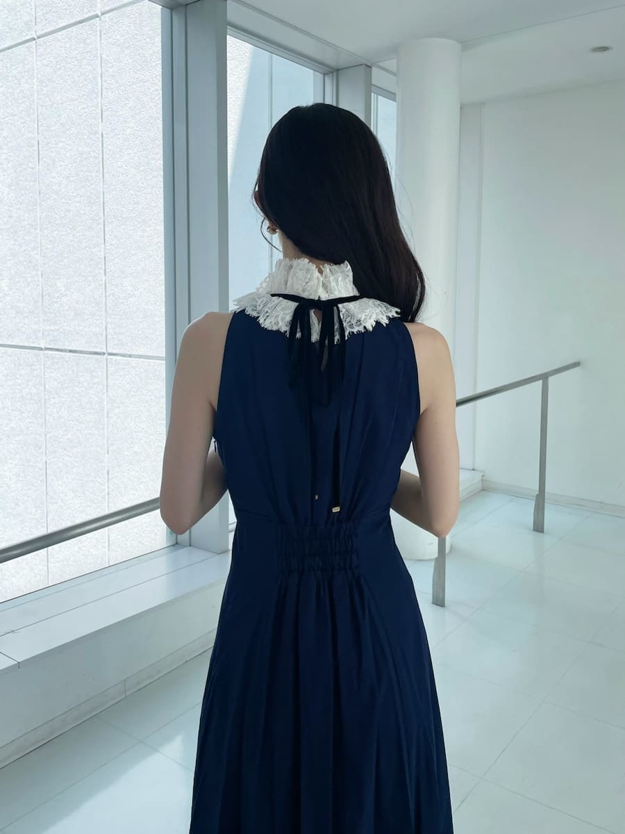 ブルー系のワンピース、ブラック系のサンダル、ブラック系のボストンバッグを着用したレディースの夏コーディネートの4枚目の写真