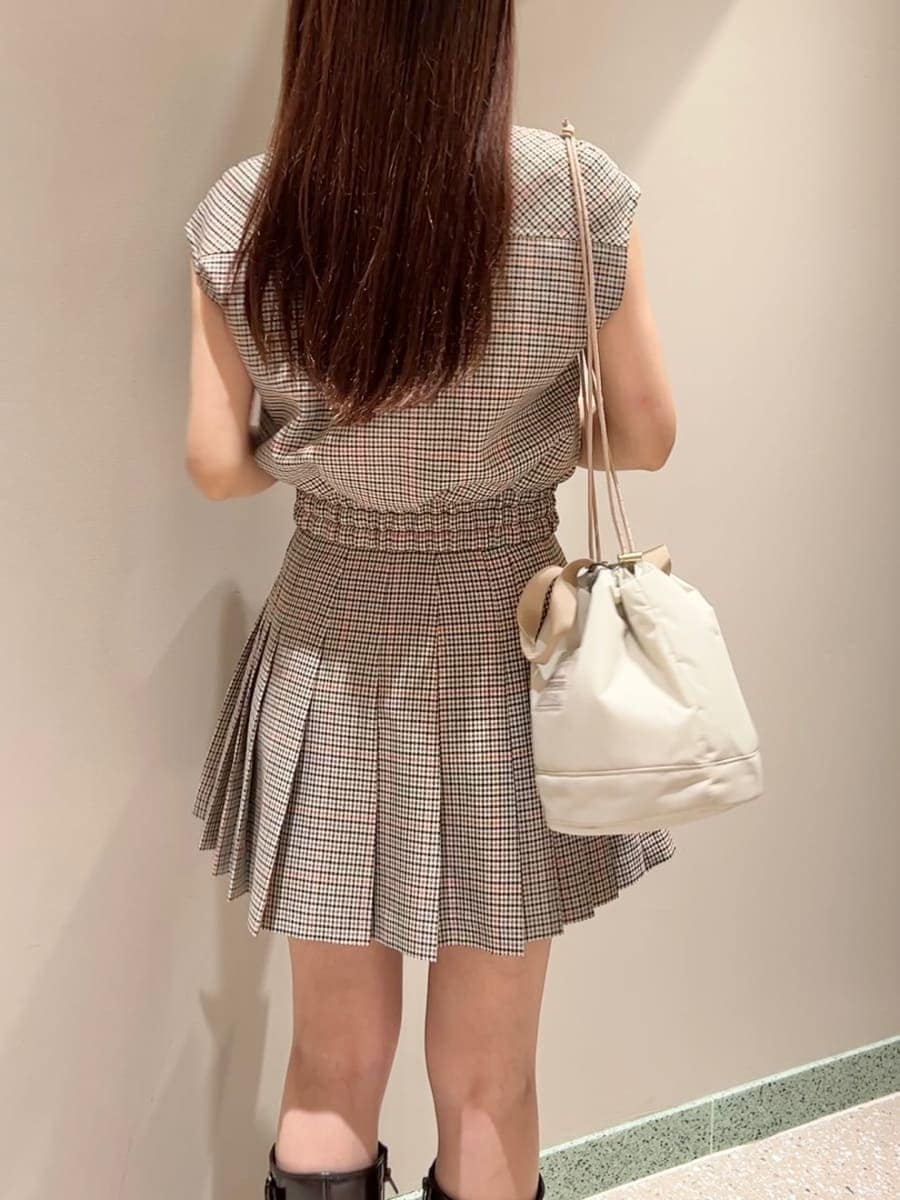 その他のブルゾン、ベージュ系のスカート、ベージュ系のハンドバッグを着用したレディースの夏コーディネートの6枚目の写真