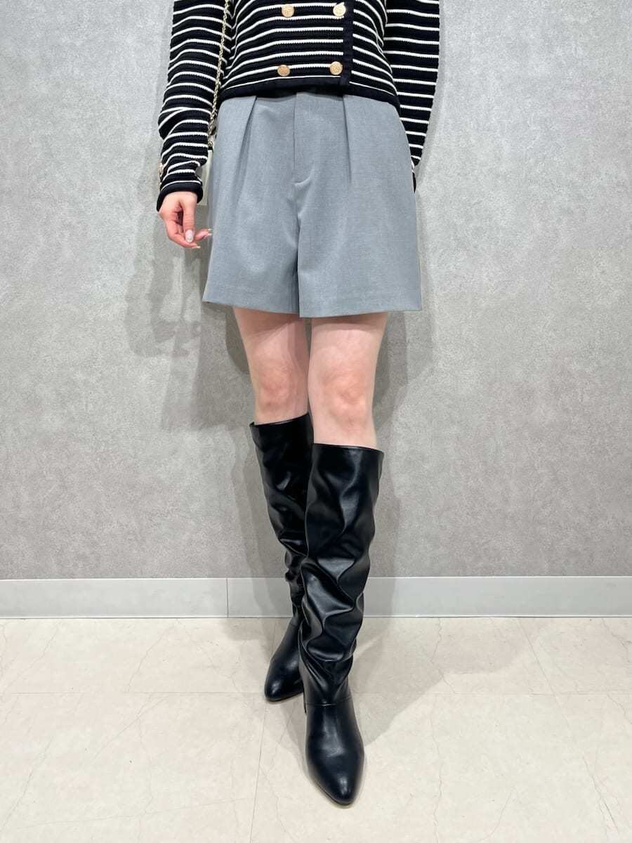 ブラック系のブーツ、その他のノーカラージャケット、ホワイト系のショルダーバッグを着用したレディースの冬コーディネートの5枚目の写真