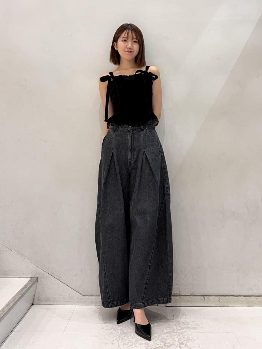 ブラック系のデニムパンツ、ブラック系のその他トップス、ブラック系のパンプスを着用したレディースの夏コーディネートの2枚目の写真