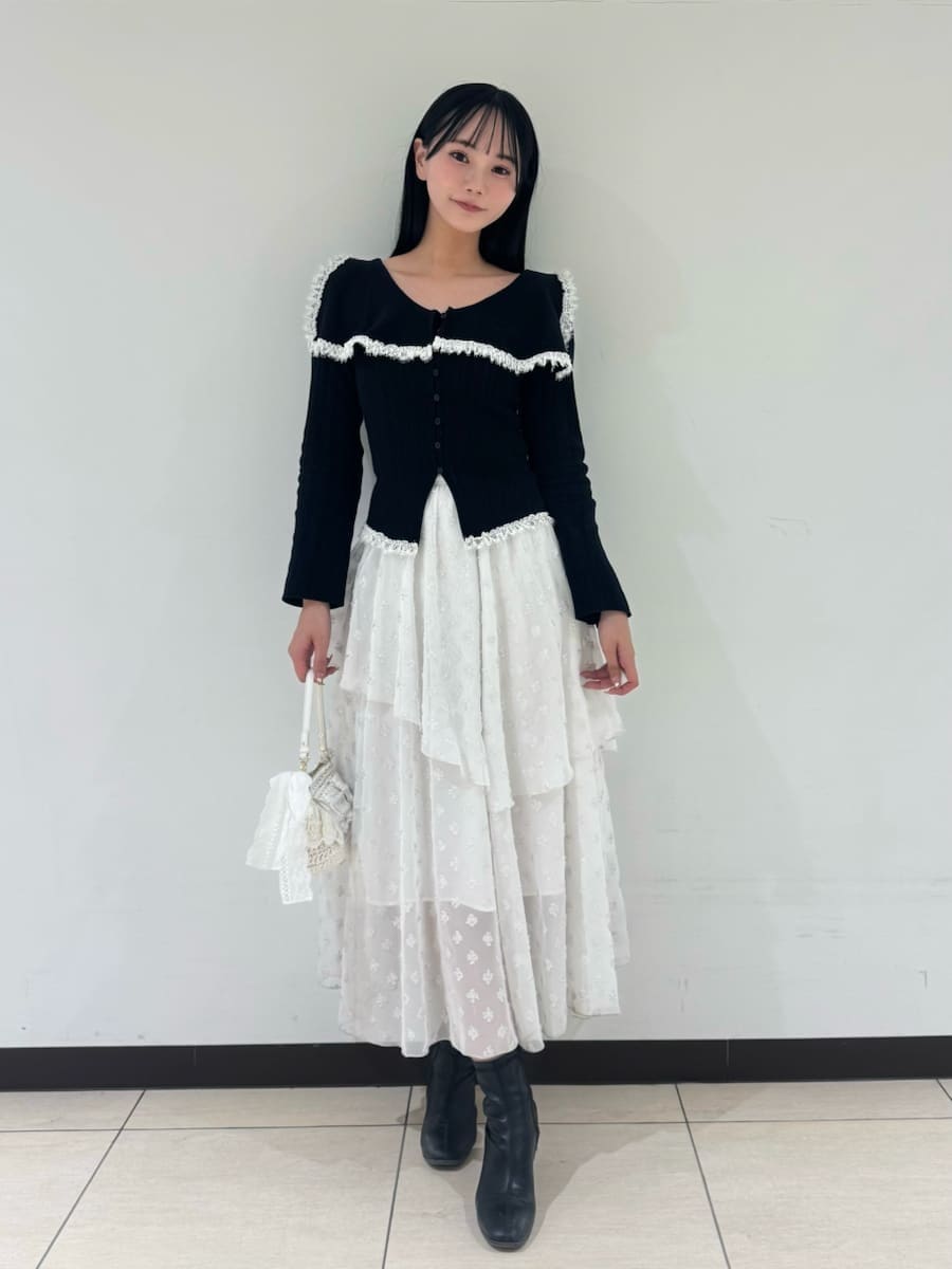 シルバー系のスカート、ブルー系のニット/セーターを着用したレディースの冬コーディネートの5枚目の写真