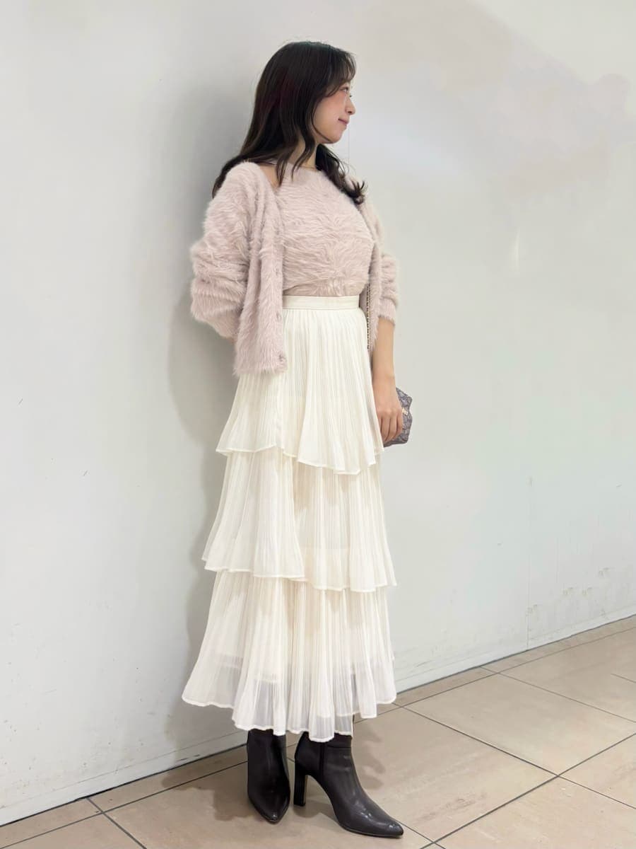 ブラウン系のブーツ、パープル系のショルダーバッグ、ホワイト系のスカートを着用したレディースの秋コーディネートの4枚目の写真