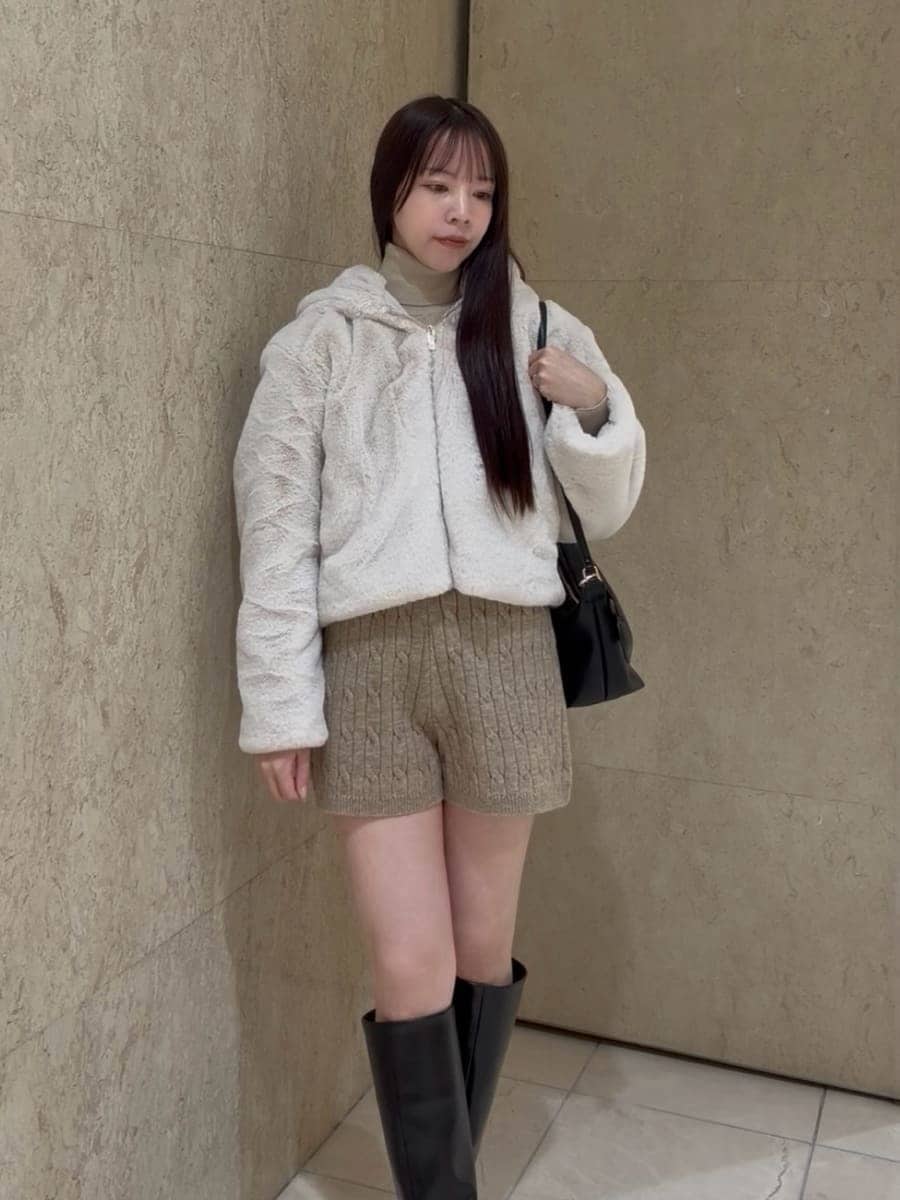 ベージュ系のブルゾン、ブラウン系のその他パンツ、ベージュ系のニット/セーターを着用したレディースの秋コーディネートの4枚目の写真