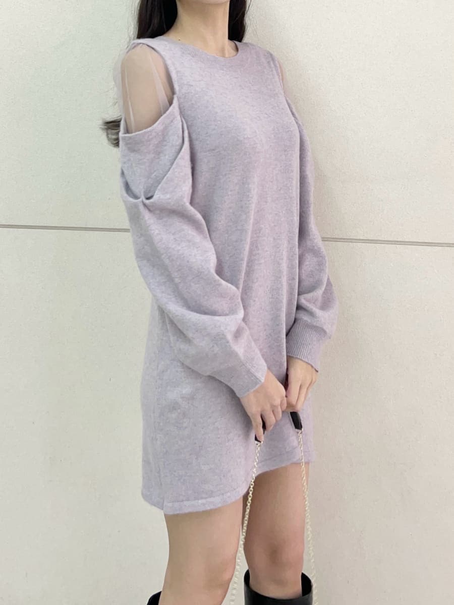 ブラック系のブーツ、パープル系のワンピース、ブラウン系のハンドバッグを着用したレディースの冬コーディネートの6枚目の写真