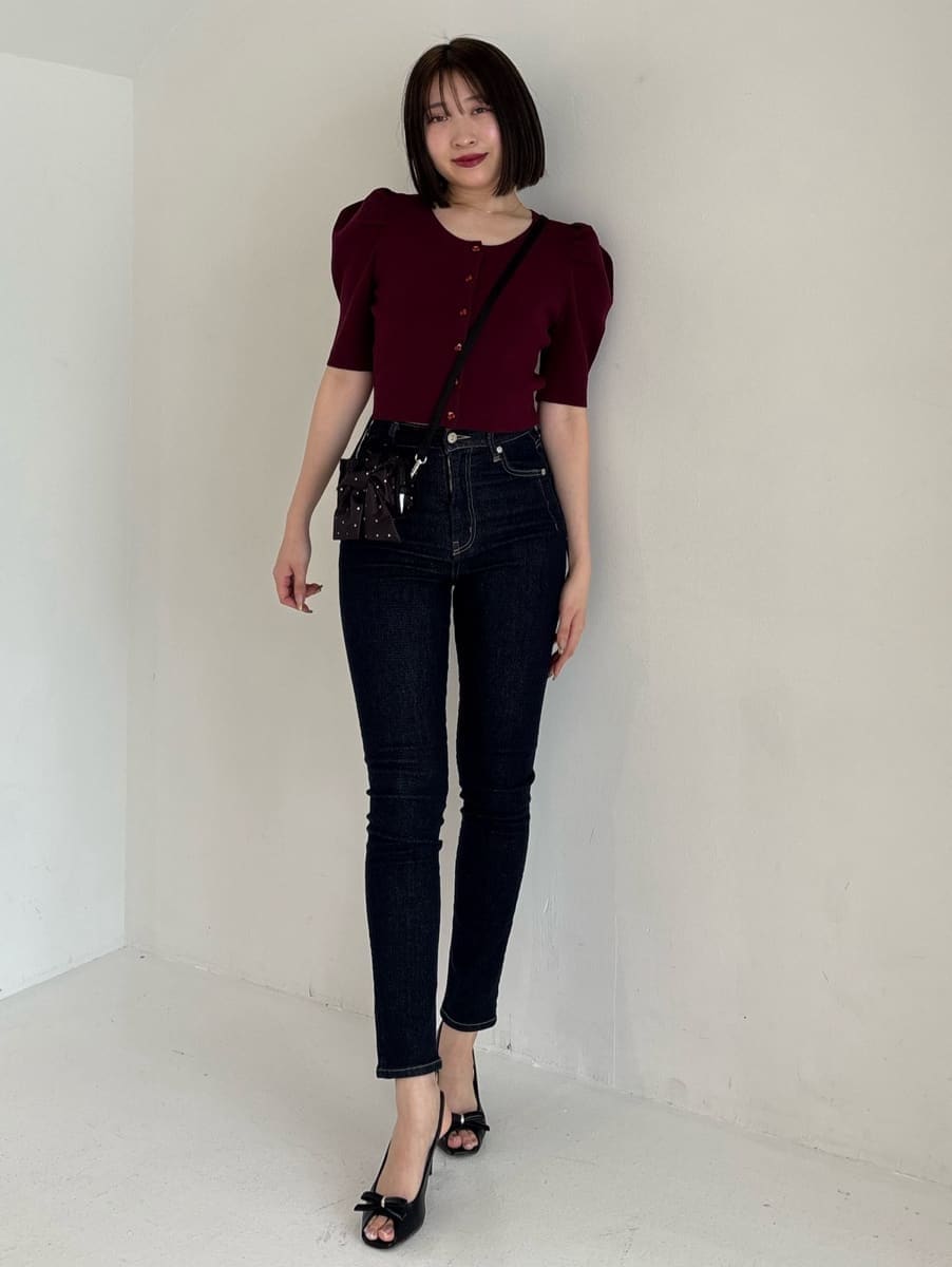 ブルー系のその他パンツ、レッド系のカーディガン/ボレロを着用したレディースの春コーディネートの2枚目の写真