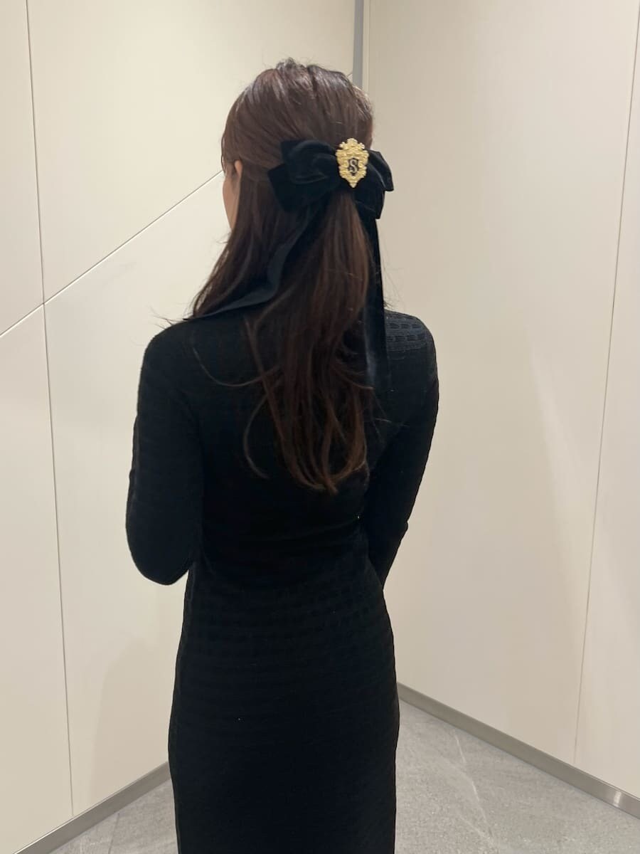 ブラック系のワンピース、ブラック系のパンプス、その他のショルダーバッグを着用したレディースの秋コーディネートの5枚目の写真