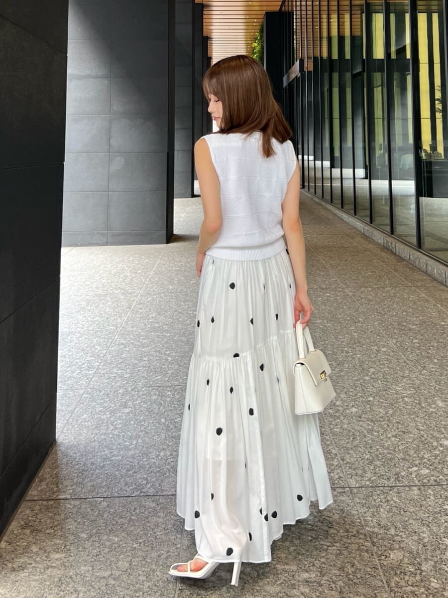 ホワイト系のニット/セーター、その他のスカート、ホワイト系のショルダーバッグを着用したレディースの夏コーディネートの6枚目の写真