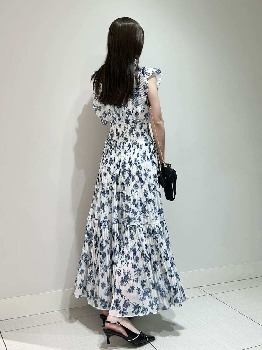 ブルー系のワンピース、ブラック系のパンプス、ブラック系のショルダーバッグを着用したレディースの春コーディネートの3枚目の写真