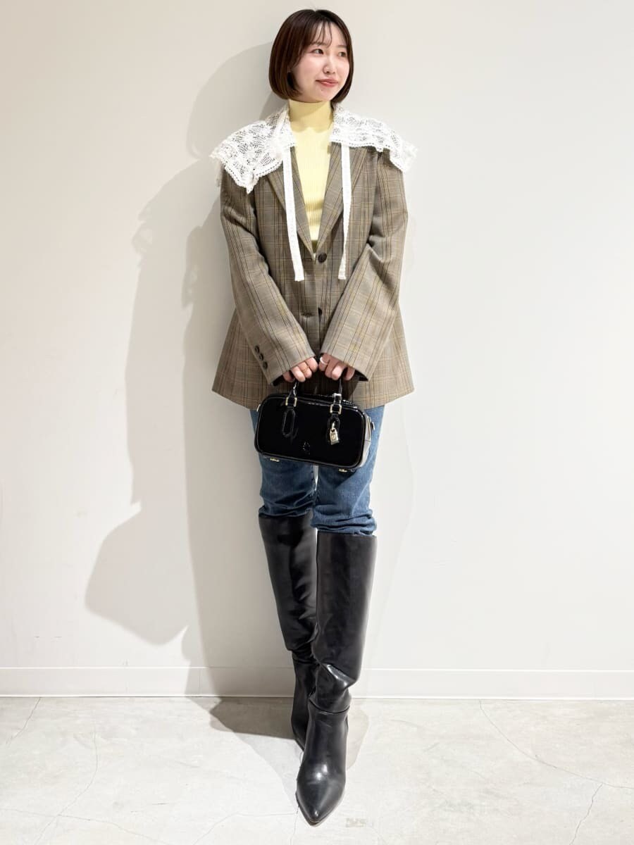イエロー系のニット/セーター、その他のテーラードジャケット、ブルー系のデニムパンツを着用したレディースの秋コーディネートの10枚目の写真