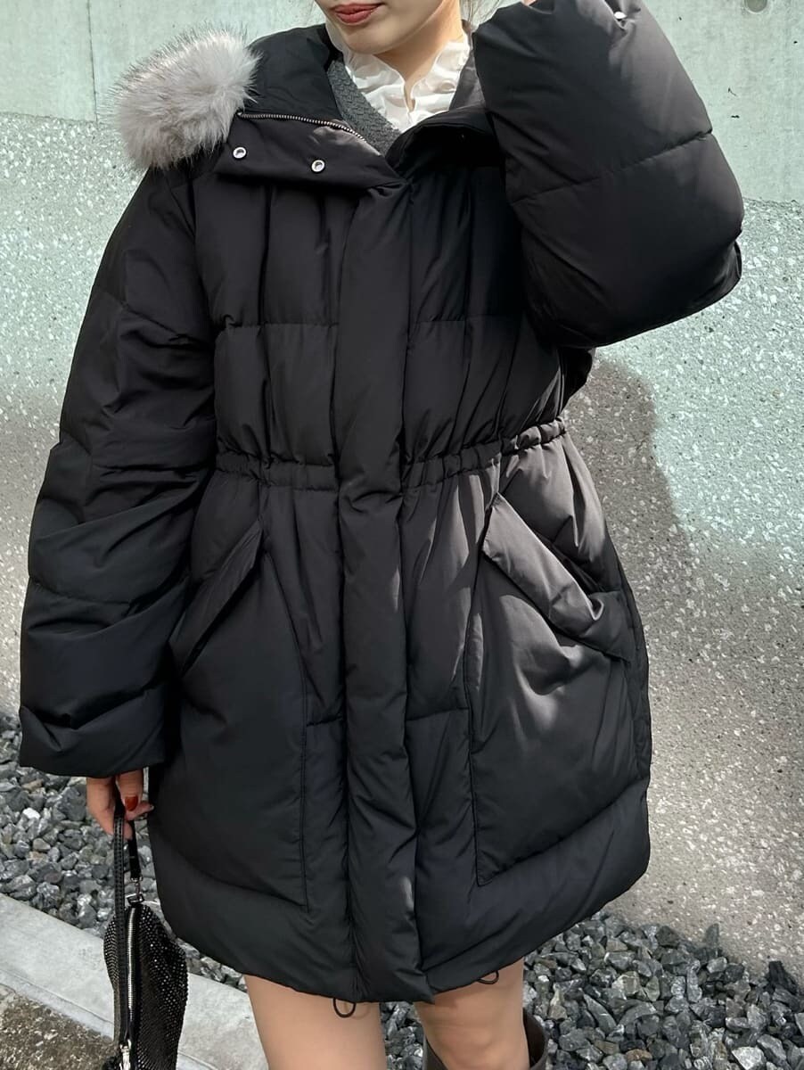 グレー系のブーツ、グレー系のノーカラージャケット、その他のその他パンツを着用したレディースの秋コーディネートの8枚目の写真