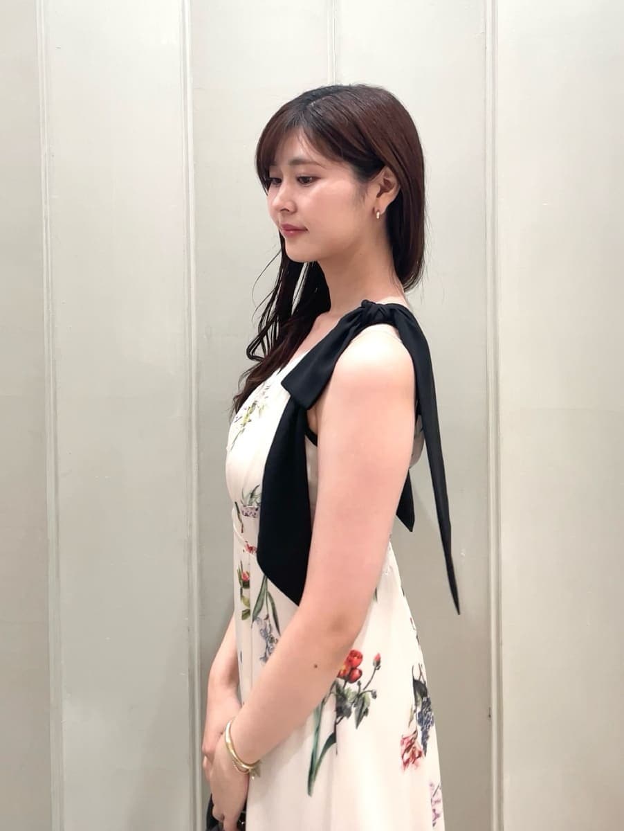 ブラック系のショルダーバッグ、ホワイト系のワンピース、その他のサンダルを着用したレディースの夏コーディネートの8枚目の写真