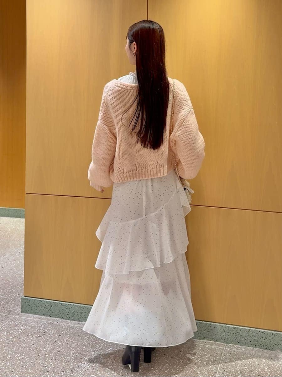 ブラック系のブーツ、ホワイト系のショルダーバッグ、その他のワンピースを着用したレディースの冬コーディネートの3枚目の写真