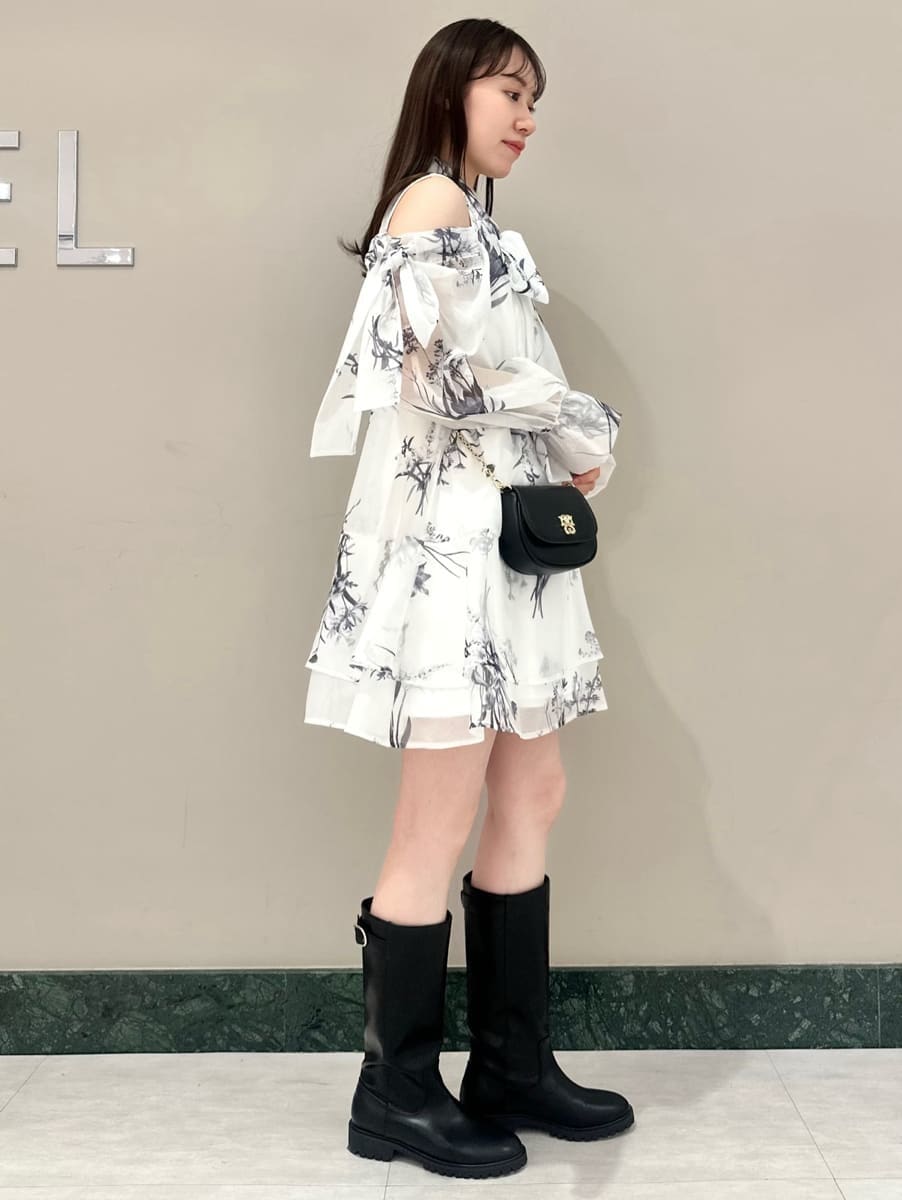 ホワイト系のワンピース、ブラック系のショルダーバッグを着用したレディースの冬コーディネートの3枚目の写真