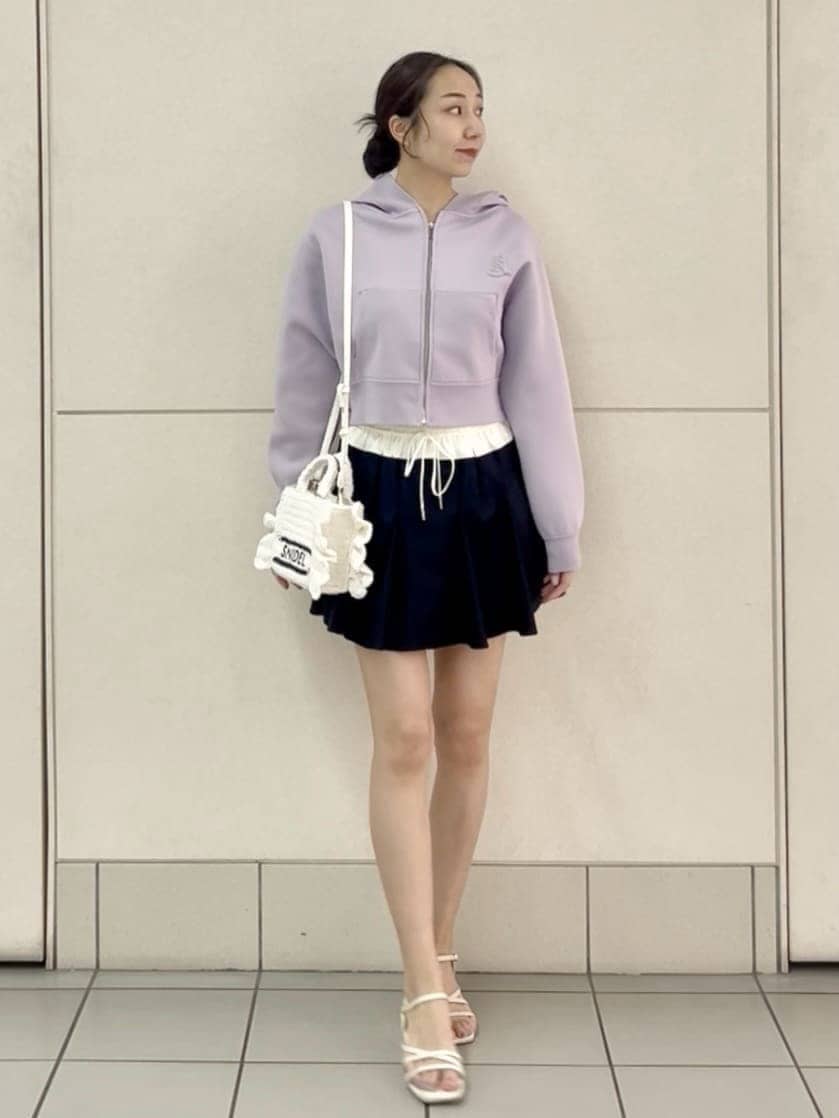 ブルー系のその他パンツ、パープル系のパーカー、ホワイト系のショルダーバッグを着用したレディースの春コーディネートの2枚目の写真