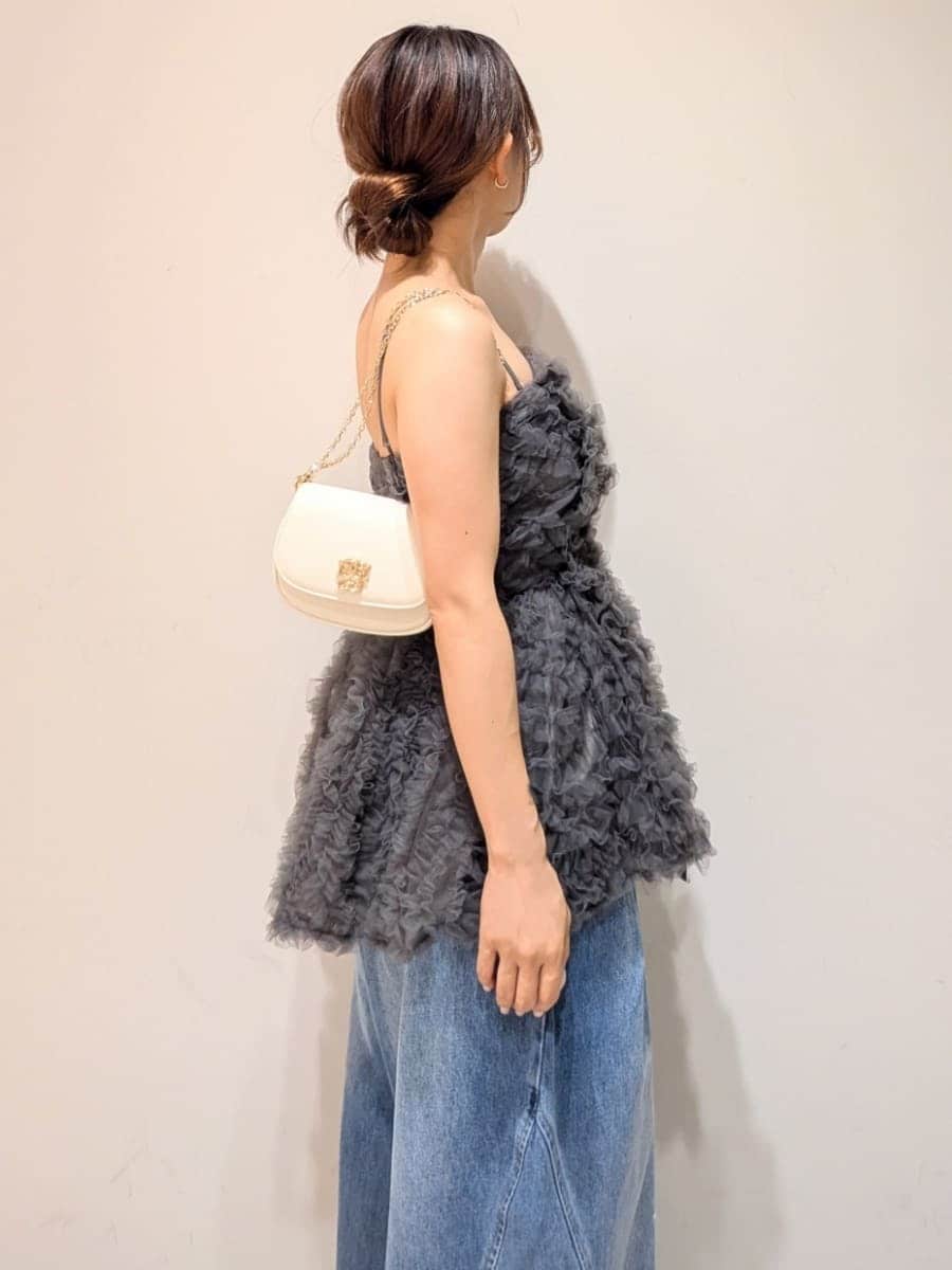 ホワイト系のショルダーバッグ、ブルー系のデニムパンツ、グレー系のシャツ/ブラウスを着用したレディースの夏コーディネートの4枚目の写真
