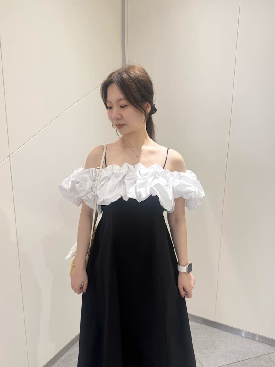 ホワイト系のかごバッグ、その他のワンピース、その他のサンダルを着用したレディースの夏コーディネートの5枚目の写真
