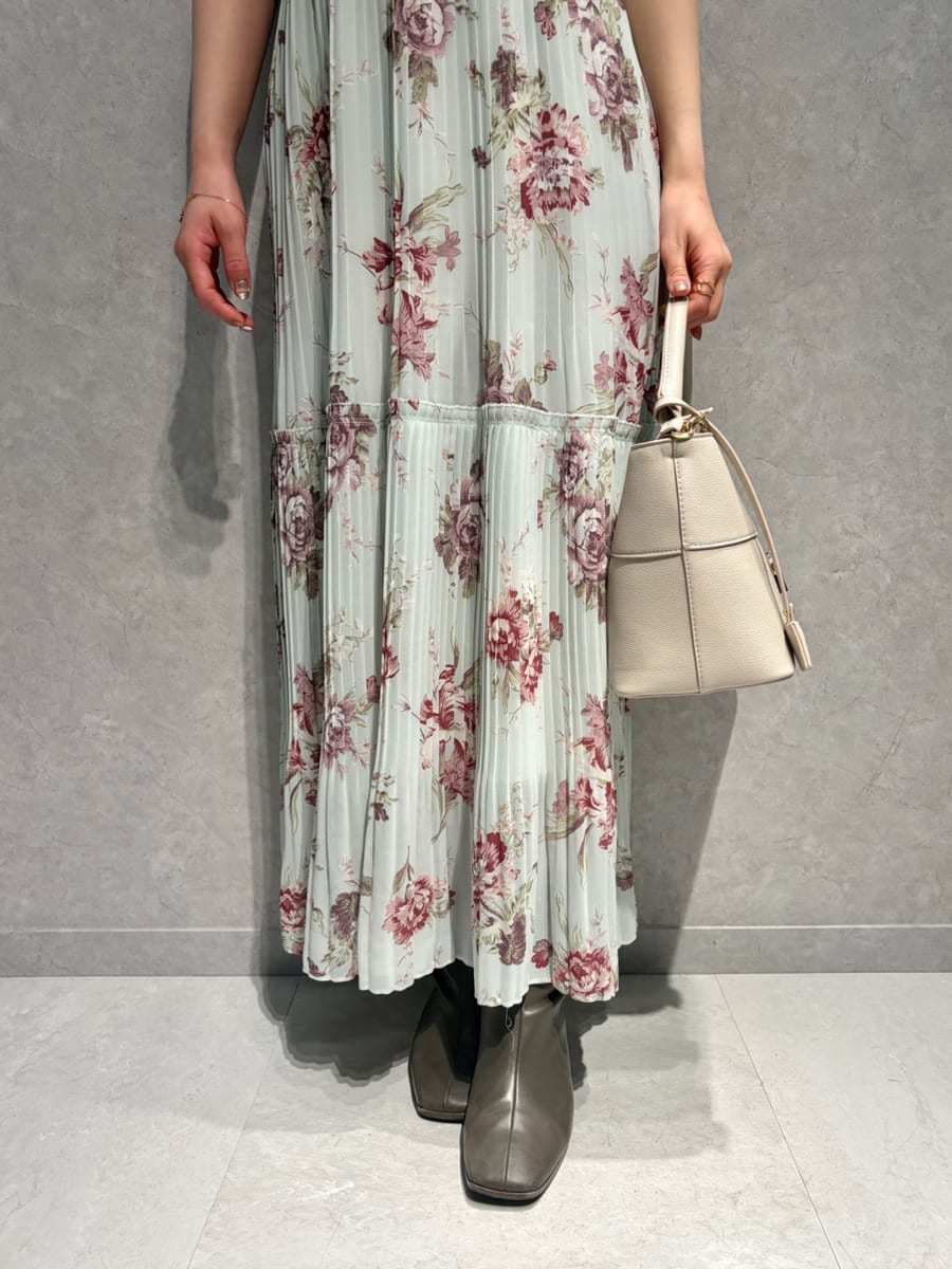 ホワイト系のテーラードジャケット、グリーン系のワンピース、ベージュ系のハンドバッグを着用したレディースの春コーディネートの10枚目の写真